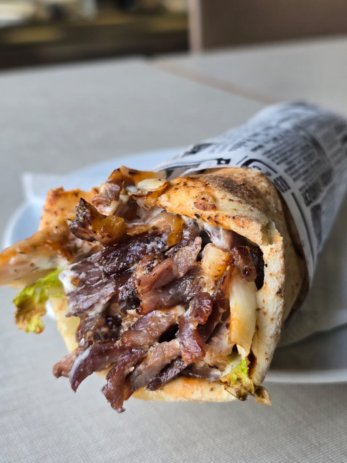 Shawarma de pollo fresco con verduras y salsa tahini